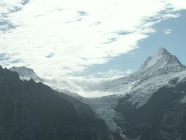 der Föhn drückt die Wolken über den Gletscher