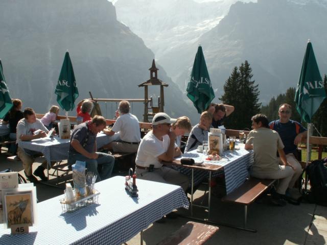 alle GAC Mitglieder am essen und trinken