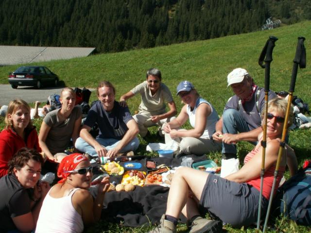 neue und Gründungsmitglieder zusammen am Essen