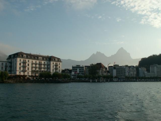 Brunnen im Hintergrund die Mythen