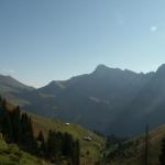 Blick Richtung Choltal im Hintergund der Oberbauenstock