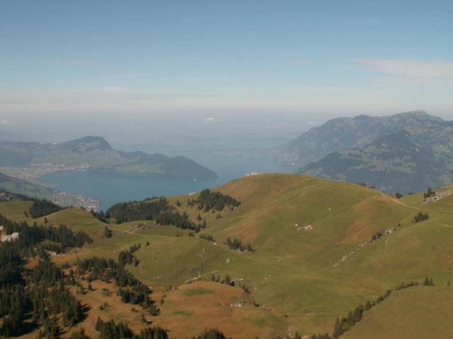 in der Bildmitte Bergstation Niederbauen