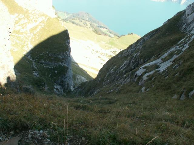 erhöhte Vorsicht,  Gras und Steine sind nass