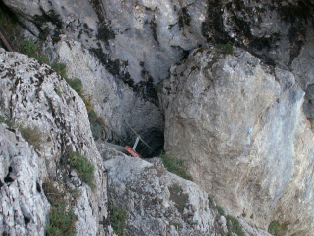 nun geht's via einer Leiter durch ein Tunnel