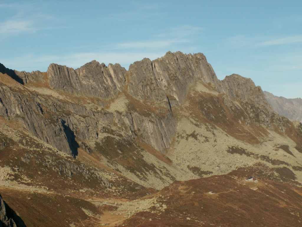 unten rechts die Salbithütte, oben links das Bandlückli