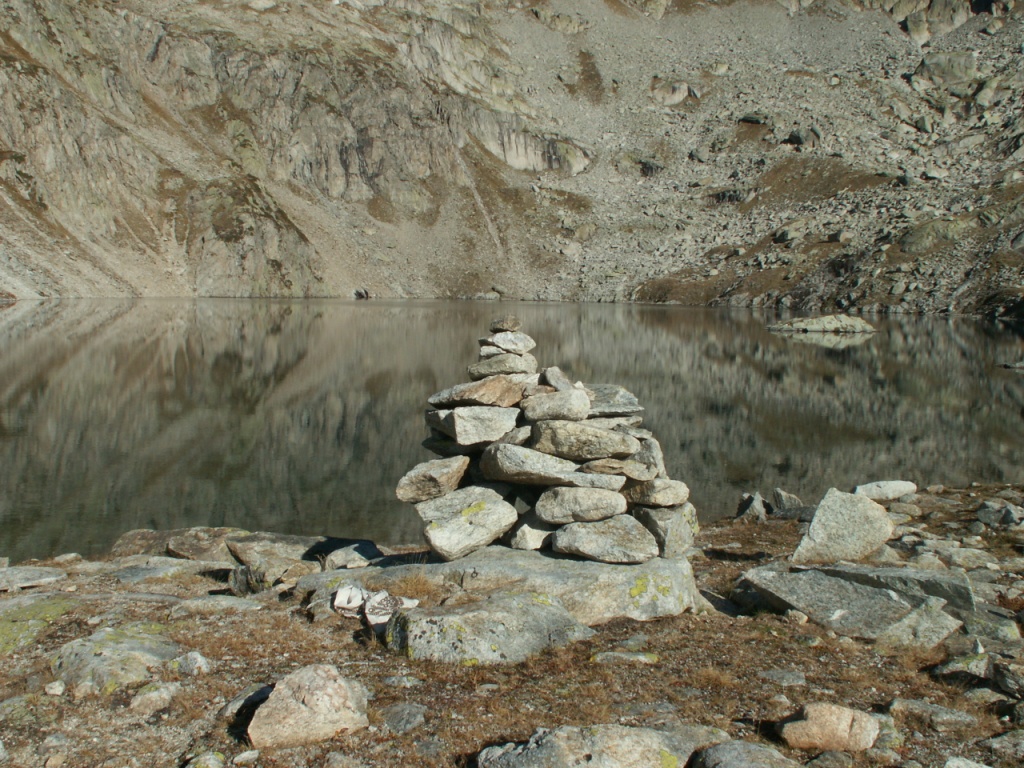 Spiegelungen auf der Wasseroberfläche