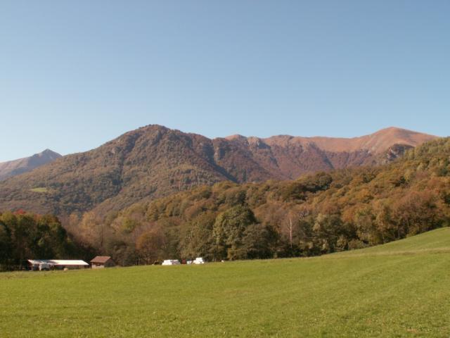 im Hintergund Monte Lema, Gebirgskette zum Monte Tamaro