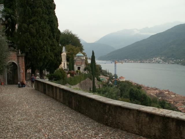 Aussicht auf den wohl schönsten Friedhof im Tessin