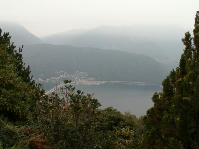 Aussicht vom Park aus Richtung Autobahnbrücke und Bissone