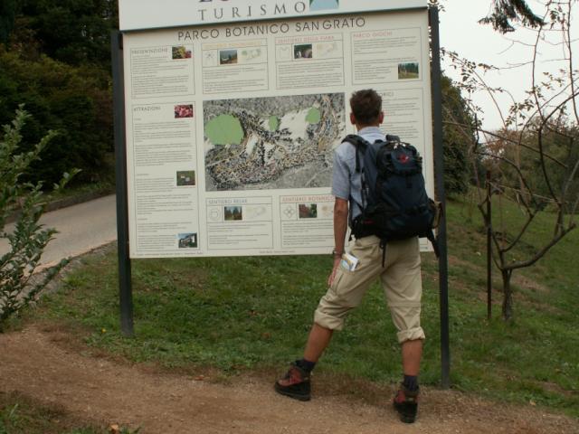 Franco studiert die Karte vom Park