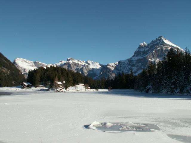 der fast zugefrorene Arnisee