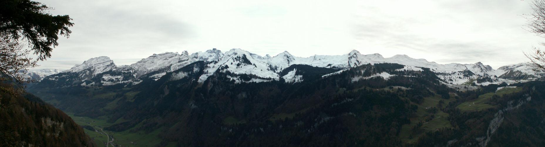 Breitbildfoto Muotatal, links der Wasserberg