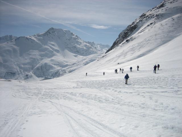 es geht runter Richtung Malix. Im Hintergrund Piz Cavradi