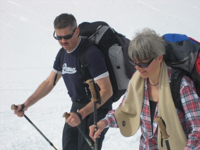 Peter schaut skeptisch auf die Schneeschuhe von Marlyse