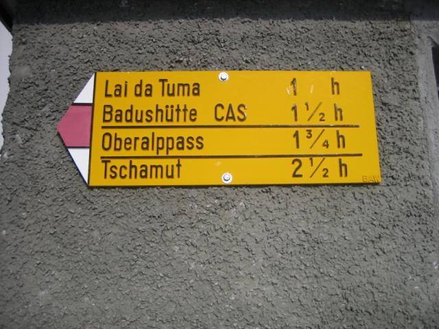 Wegweiser bei der Hütte