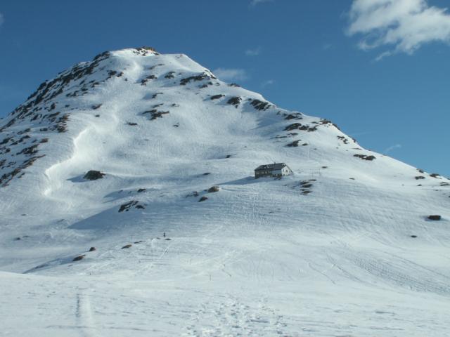 Maighelshütte von Val Maighels aus gesehen