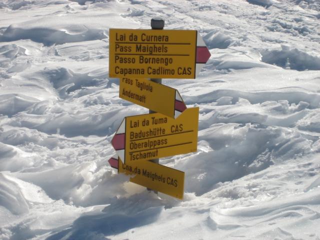 Wegweiser im Schnee