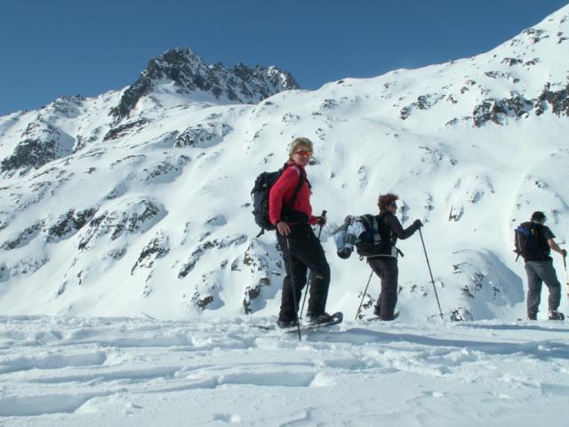 Mäusi schaut zurück, ob alle mitkommen