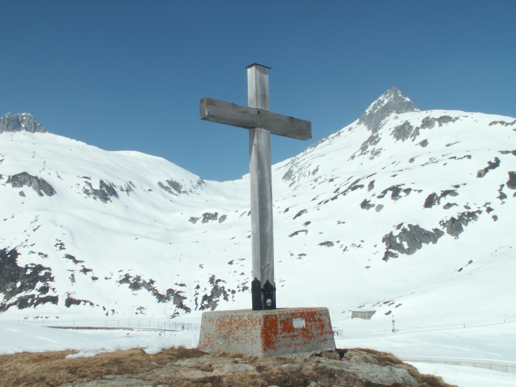 Bergkreuz, mit stahlblauem Himmel
