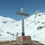 Bergkreuz, mit stahlblauem Himmel