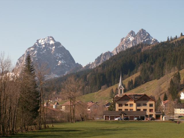 Alpthal im Hintergrund die beiden Mythen