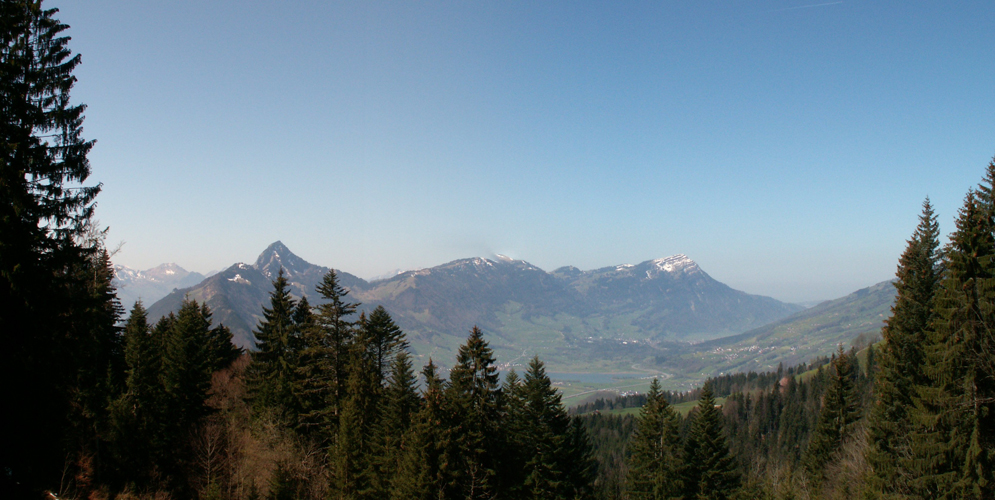 Breitbildfoto mit Lauerzersee und Rigi