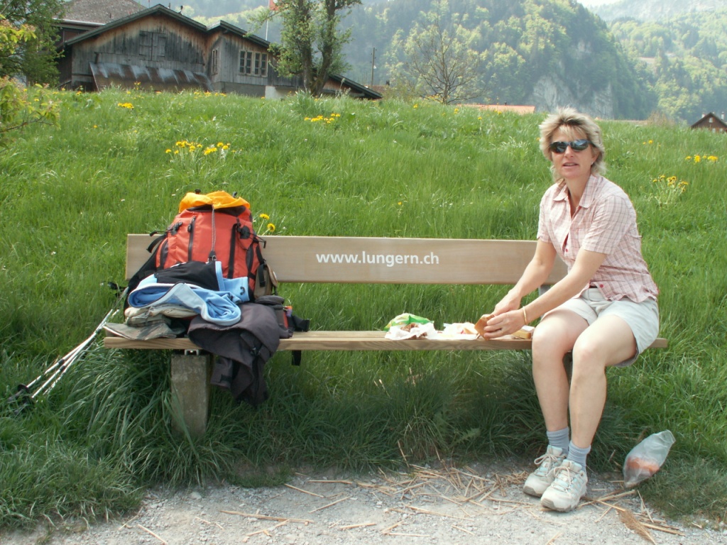 Mittagessen auf einer Parkbank bei Obsee-Lungern