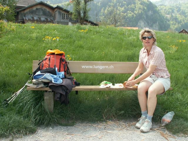 Mittagessen auf einer Parkbank bei Obsee-Lungern