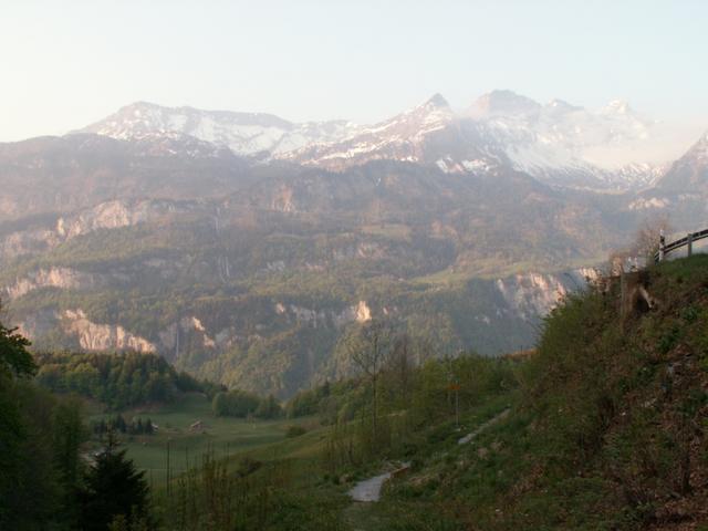 die noch schneebedeckten Berner Alpen