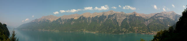 Breitbildfoto vom Hotel Giessbach auf den Brienzersee