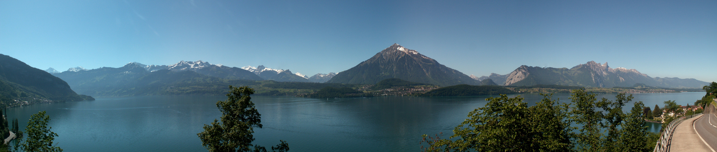 Breitbildfoto vom Thunersee