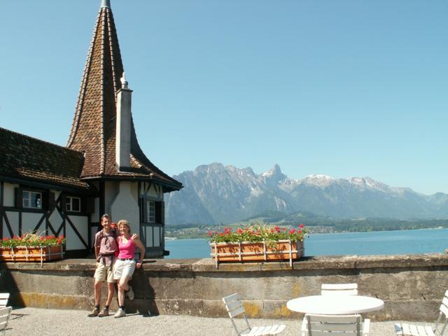 Erinnerungsfoto aufgenommen vor dem Schloss Oberhofen