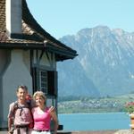 Erinnerungsfoto aufgenommen vor dem Schloss Oberhofen