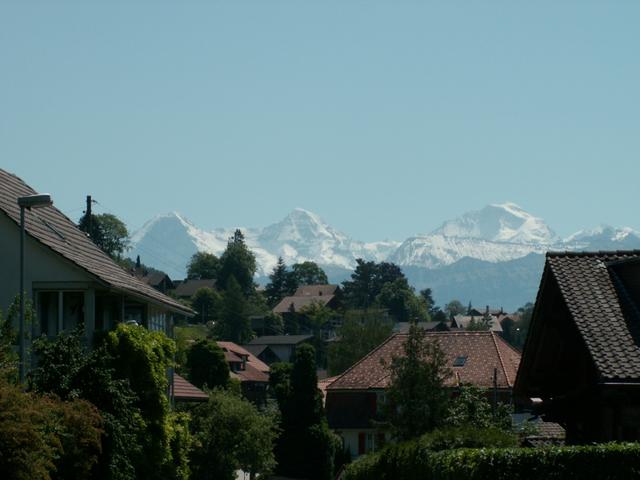 Hilterfingen mit Eiger, Mönch und Jungfrau