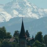 Kirche Hilterfingen mit Mönch im Hintergrund