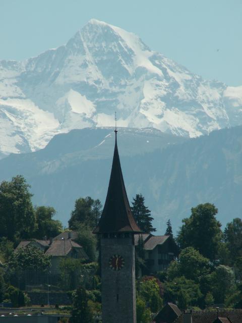 Kirche Hilterfingen mit Mönch im Hintergrund