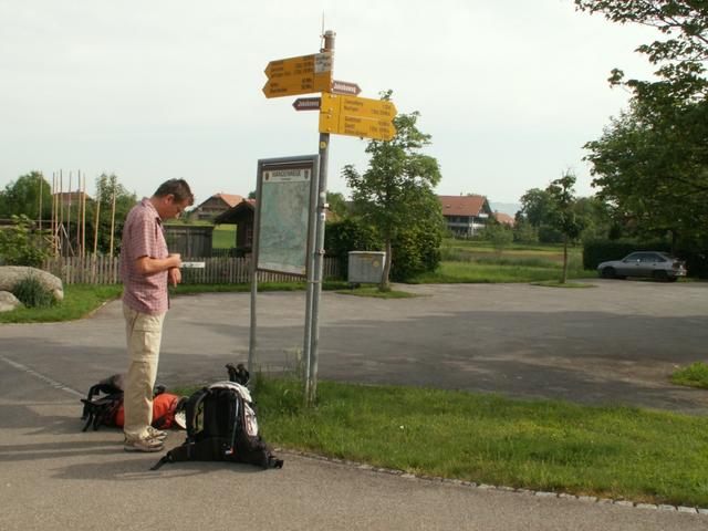 Franco kontrolliert die Wegbeschreibung