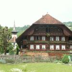 Dorfkirche mit altem Schulhaus von Wattenwil
