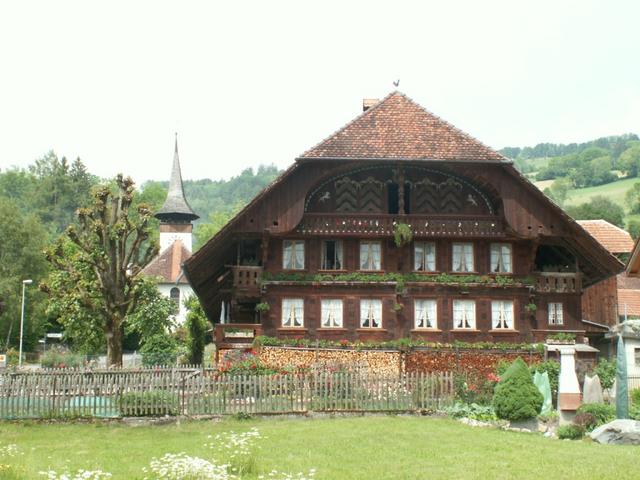 Dorfkirche mit altem Schulhaus von Wattenwil