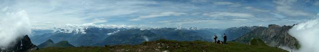 Breitbildfoto vom Alvier mit Blick Richtung Bündner Alpen