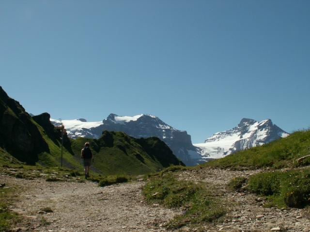 Ruosalper Chulm 2178 m.ü.M. im Hintergrund Schärhorn und Clariden