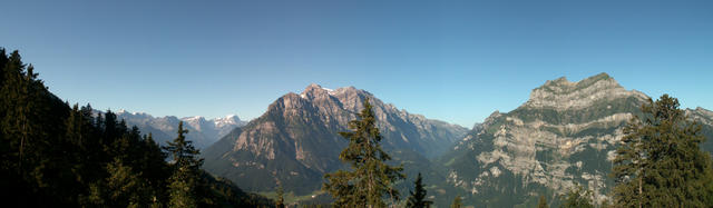 Breitbildfoto Glärnisch, Klöntalersee, Wiggis und Rautispitz