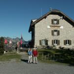 Manuela und Ivano vor dem Naturfreundehaus