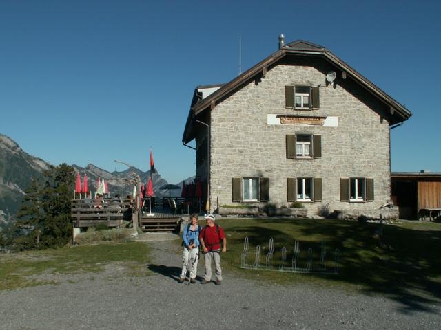 Manuela und Ivano vor dem Naturfreundehaus