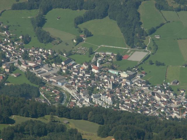 Netstal. Hier unten wohnen Freunde von uns