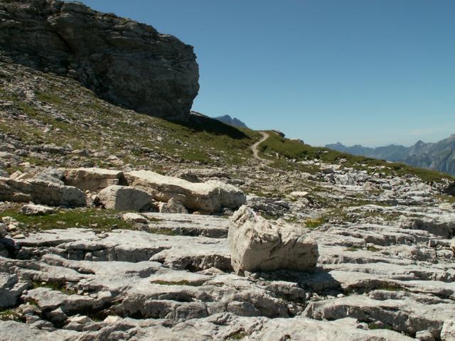 über Karstfelder geht's weiter aufwärts zum Schilt