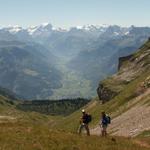 es geht dem Schilttal runter. Im Hintergrund das Linthtal