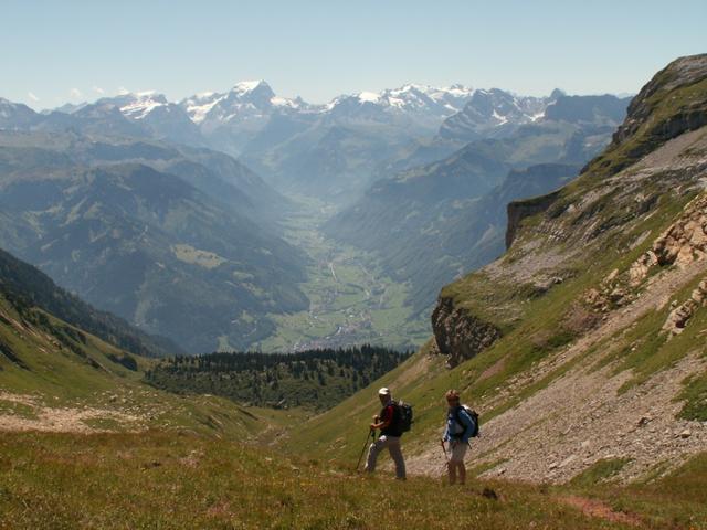 es geht dem Schilttal runter. Im Hintergrund das Linthtal