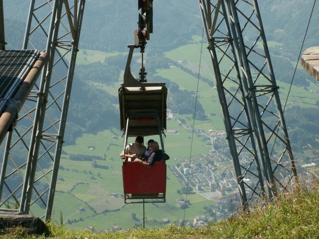 mit der Seilbahn runter nach Ennenda