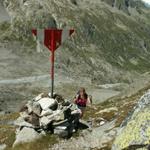 Mäusi erreicht die grosse Wegmarkierung auf 2485 m.ü.M.